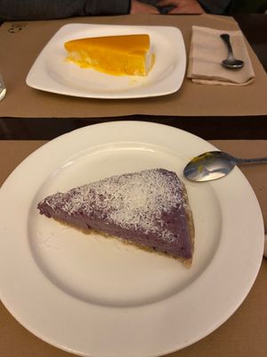 Pastel de coco, limón y mango y de frutos del bosque at Agape in Vic