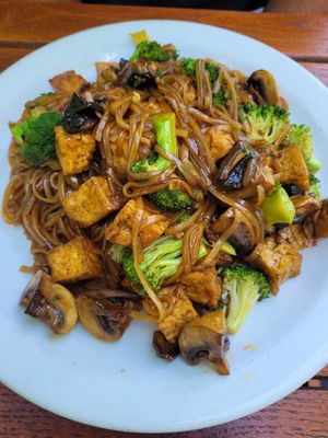 Gebratene Reisnudeln mit Pilzen, Brokkoli und Tofu in Sojasoße at Wok-Art in Giessen