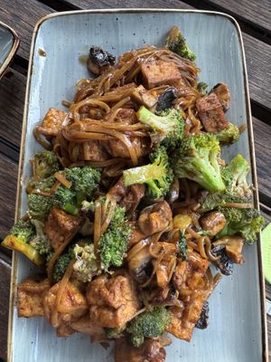 Very goooooood smoky noodles with Tofu. Food from Thailand 🇹🇭   at Wok-Art in Giessen