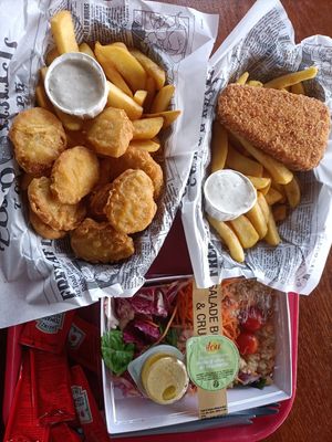 Vegan nuggets, vegan fish and Chips and salad bulgur and crudité at Disneyland - Toad Hall Restaurant in Chessy