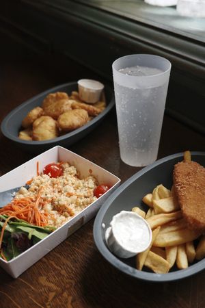 Vegan fish and chips, vegan nuggets and salde aux legumes  at Disneyland - Toad Hall Restaurant in Chessy