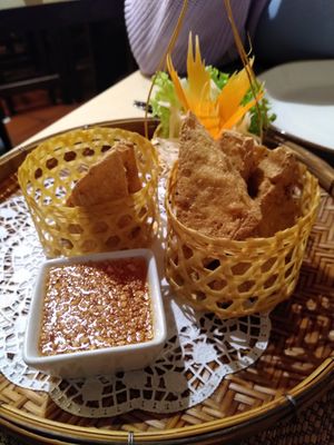 Vorspeise Frittierten Tofu mit Süssauersoße und Erdnüssen. at Pinto Thai in Darmstadt