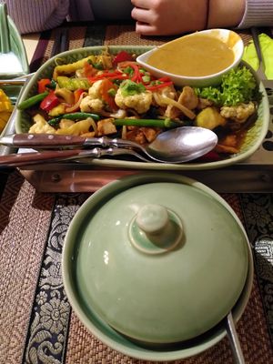 Gemüse mit Soße und Erdnusssoße at Pinto Thai in Darmstadt