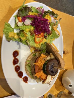 Burger plate   at Alishan Park アリサンパーク in Tokyo