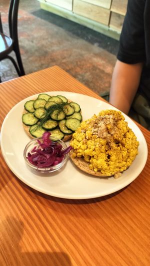 Scrambled egg bagel at Alishan Park アリサンパーク in Tokyo