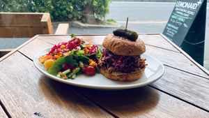 Vegan Pulled "Pork" Sandwich Set at Alishan Park アリサンパーク in Tokyo