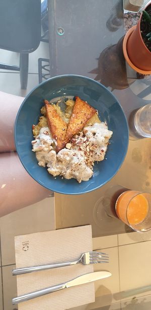 Creamy cauliflour, crispy tofu and corn dish topped with hazelnuts 🌽🌰 at Le Jardin in Biarritz