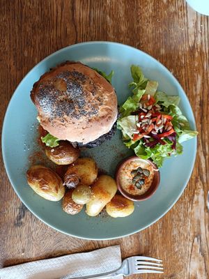 Cheeseburguer at Le Jardin in Biarritz