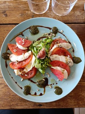Tomate con mozzarella y pesto at Le Jardin in Biarritz