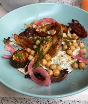 Plat de la semaine : Légumes aux épices libanaises, pois-chiches, pickles d’oignons et tzatziki vegan  at Le Jardin in Biarritz