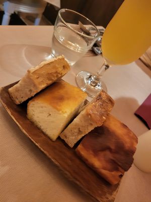 Foccacia and bread at momento - モメント in Tokyo
