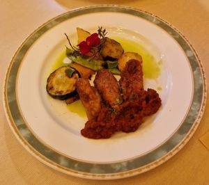 Main course: tofu steaks with tomato sauce and baked vegetables at momento - モメント in Tokyo