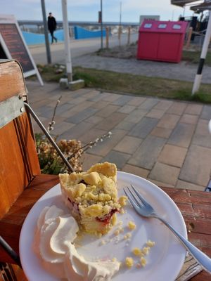 Kirschstreuselkuchen mit Sahne (beides vegan) at Strand Café in Kellenhusen