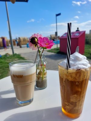 L.: Latte Macciato / R.: Iced Coffee (both vegan) at Strand Café in Kellenhusen