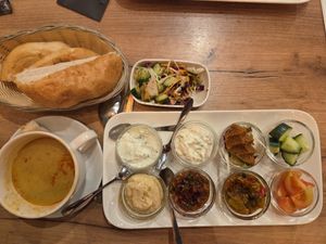 Mezzeschotel voor 1 persoon + nog een lekker linzensoepje at Ayos Lunchroom in Middelburg