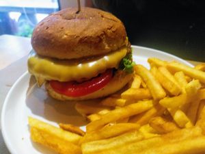 "Classic" burger with fries at Rutz in Somma Lombardo