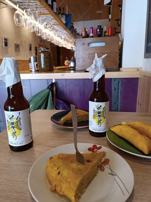 Pintxo de tortilla, empanadillas y cerveza artesanal, todo vegan y gluten-free at Topa in Bilbao