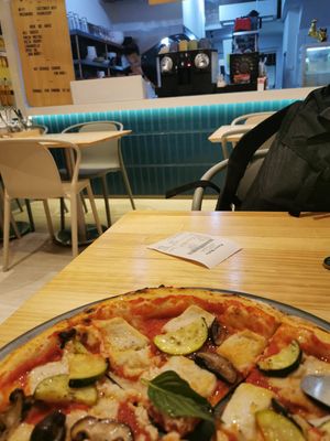 Margherita è verdura at Vegano in Bangkok