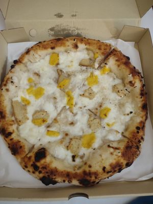 Vegan cheese 🧀 pizza 🍕🤤 at Vegano in Bangkok