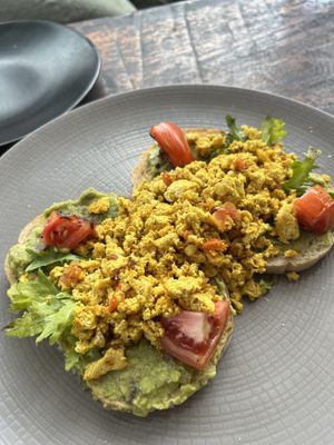 Das avocado Toast mit scrambled Tofu anstelle des Ei. Ich habe explizit danach gefragt, es so zu bekommen. Kein Aufpreis 🥺🙏🏼  at Cookies Coffee Shop and Foods in Lembongan