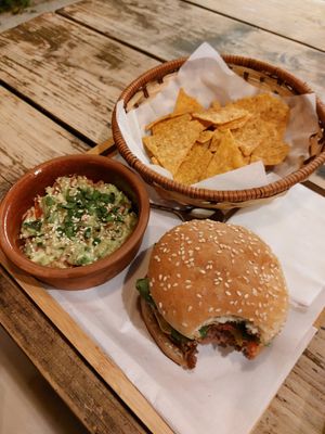 Small Bürger with guacamole and nachos at Carob Restaurant in Amman