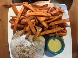 Burger mit Pommes at The Cafe in Key West