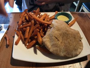 Burger mit Pommes at The Cafe in Key West