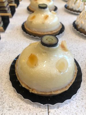 pie crust made with puffed rice, cocos marmelade, passion fruit mousse at Bakkerij Burez in Oudenaarde