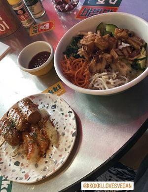 SoTteok SoTteok, Bibimbap und Rose Kiss (Getränk)  at Kkokki Vegan House in Hamburg