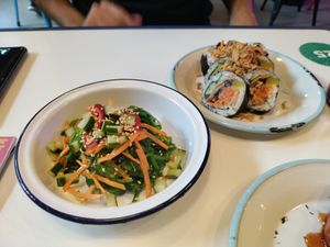 Seaweed salad and flavorful Korean sushi at Kkokki Vegan House in Hamburg