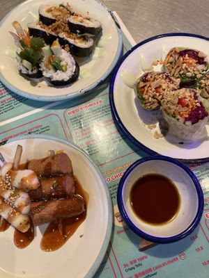 Reiskuchen, NoNo Vurst, koreanische Sushi und koreanische Summer Rolls   at Kkokki Vegan House in Hamburg