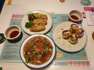 Crispy fried seat rolls, sushi with crispy Tofu and noodles with mushroom at Kkokki Vegan House in Hamburg