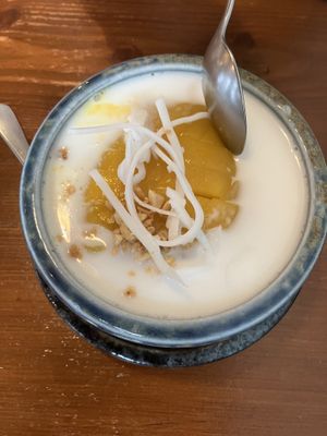 Sticky rice and mango   at Kkokki Vegan House in Hamburg