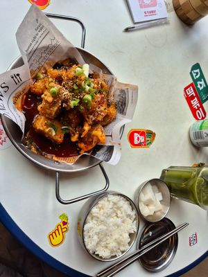 Fried tofu and cauliflower with gochujang sauce and the matcha lemonade at Kkokki Loves Vegan in Hamburg