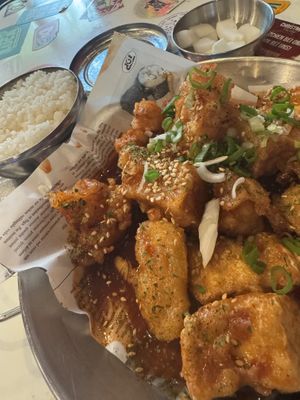 Mixed Platte Crispy Cauliflower & Crispy Tofu   at Kkokki Loves Vegan in Hamburg