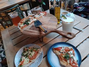 Pizza margarita at Elemental in Marinilla