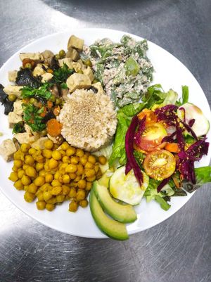 Plato equilibrado de tofu con Ceps at Organic Ume in Barcelona