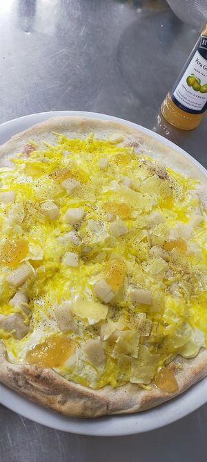 Pizza 4 cheese, pear and pepper at Humus Vegan Tenerife in Tenerife