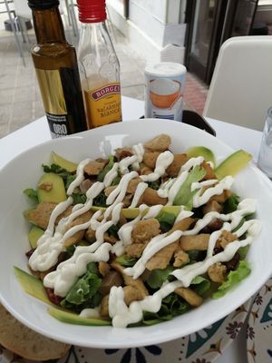 ensalada de pollo, aguacate, setas y mayonesa at Humus Vegan Tenerife in Tenerife