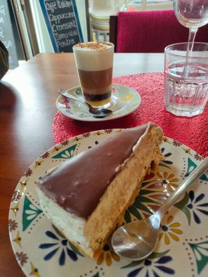 Tarta y barraquito at Humus Vegan Tenerife in Tenerife