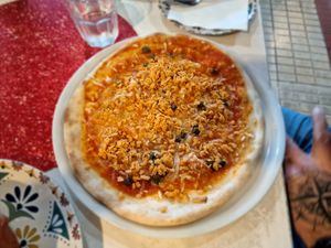 Tuna pizza 🍕 at Humus Vegan Tenerife in Tenerife