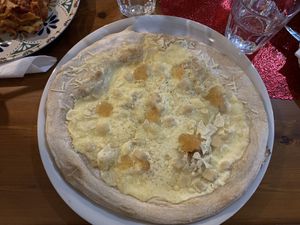 Pizza 4 Käse mit Birne  at Humus Vegan Tenerife in Tenerife