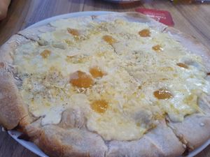 Pizza 4 quesos at Humus Vegan Tenerife in Tenerife