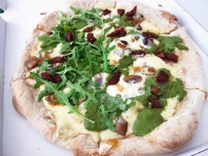 Pizza Pestifera (mitad con rúcula, a petición) at Humus Vegan Tenerife in Tenerife