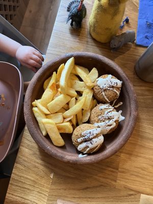 Kinderteller mit Falafel und Pommes  at Foodlogie in Essen