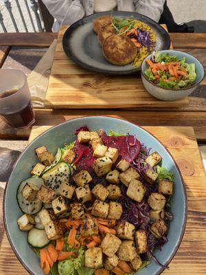 Vegane Tofu Bowl und vegetarische Patties   at Street Food Two in Pula