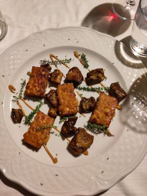 Chickpea tempeh with tobinambur at Agrolago in Trevignano Romano