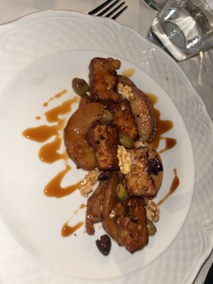 Tempeh di fagioli cannellini con pesche alla piastra, olive, noci e miele vegano  at Agrolago in Trevignano Romano