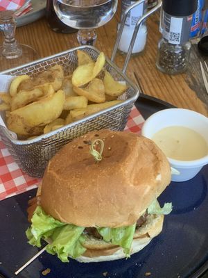 Hamburger végane avec délicieuses frites maison  at La Brasserie Royannaise in Royan