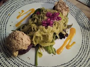 Dates filled with hummus on sliced fennel at Körle und Adam in Stuttgart